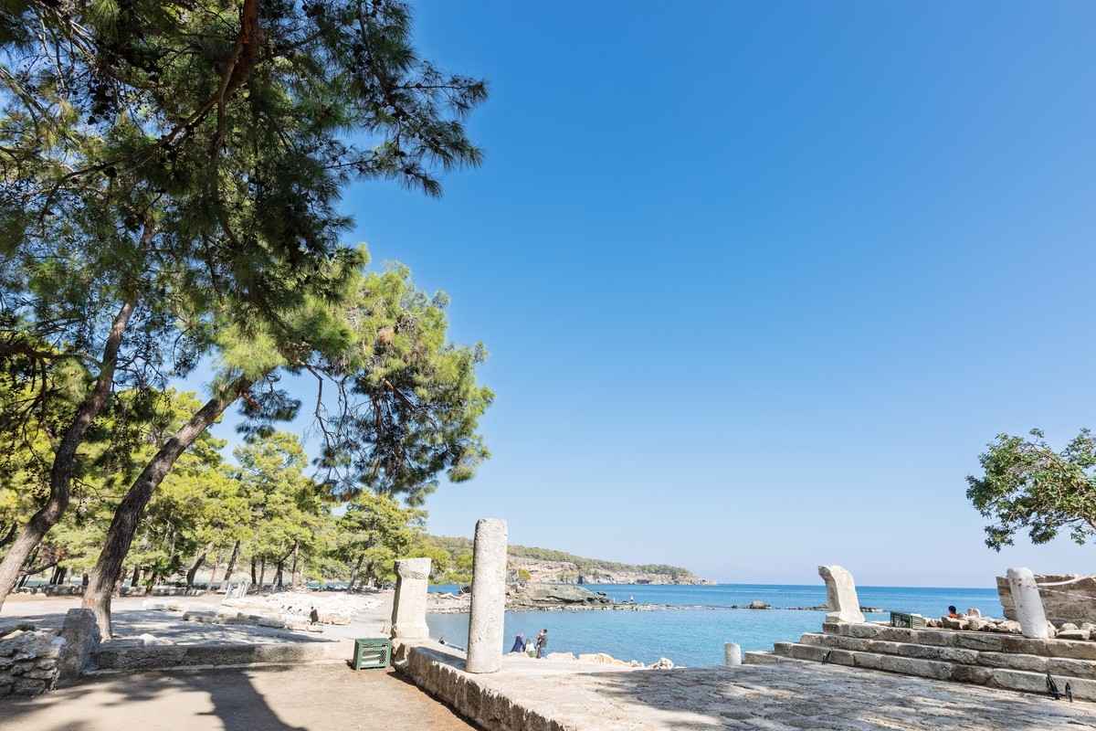 motive sa vizitezi plaja Phaselis